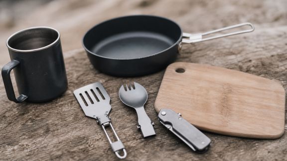 Ustensiles compacts indispensables pour préparer vos repas dehors
