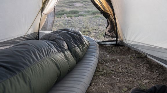 Guide pour dormir confortablement sous tente, même sur terrain difficile