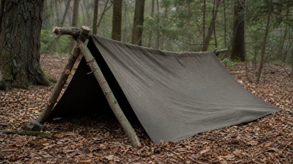 Installer un abri naturel efficace : astuces pour bivouaquer malin