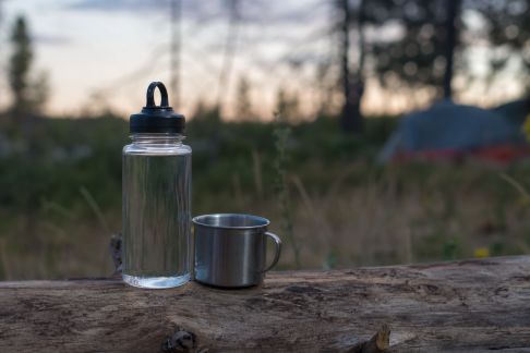 Gérer l’eau potable lors d’une nuit en pleine nature : options et précautions