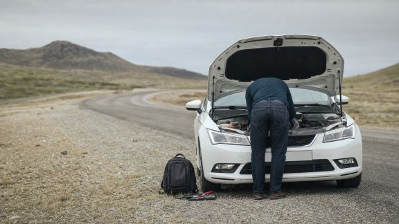 Gérer les imprévus mécaniques loin de tout : quelles solutions en voyage