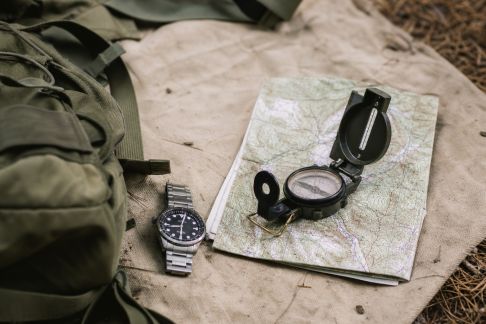 S’orienter en pleine nature : méthodes et outils fiables pour le bivouac
