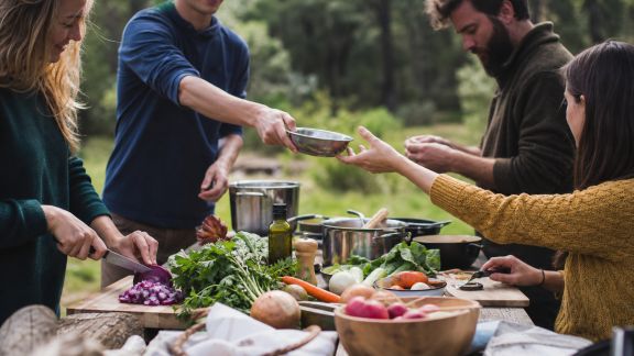Cuisiner pour plusieurs en nature : organisation et astuces de groupe