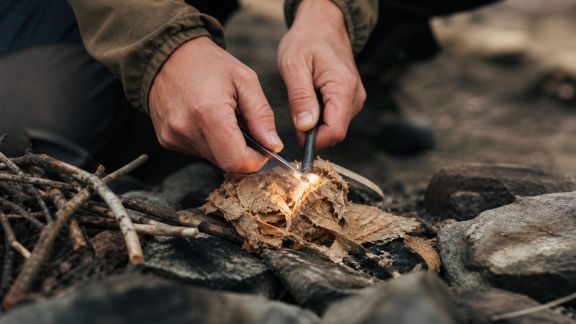 Techniques pour démarrer un feu de camp sans briquet ni allumettes