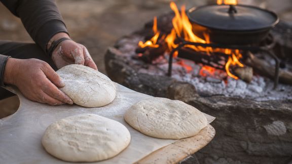 Faire du pain frais sur le feu : étapes simples pour réussir partout