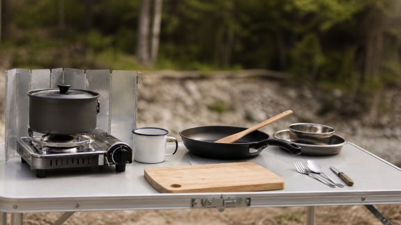 Équiper une cuisine mobile : liste essentielle pour campeurs débutants