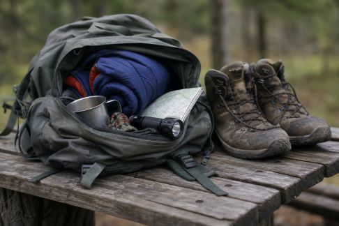Préparer son départ : les vérifications à ne pas négliger avant d’installer son camp