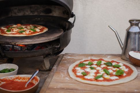 Préparer une pizza croustillante au four improvisé avec un barbecue