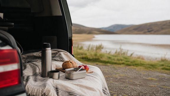 Comment gérer la logistique des repas en road trip itinérant ?