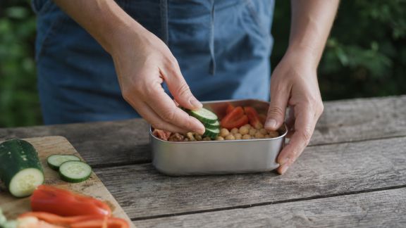 Protéger ses aliments en pleine nature : les bons gestes à adopter