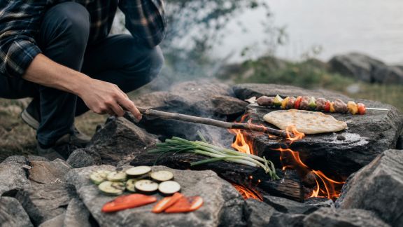 Les meilleures techniques pour cuire sans casserole en extérieur