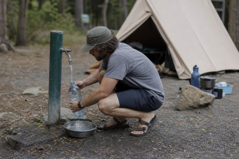 Économiser l’eau en camping : astuces simples pour ne rien gaspiller