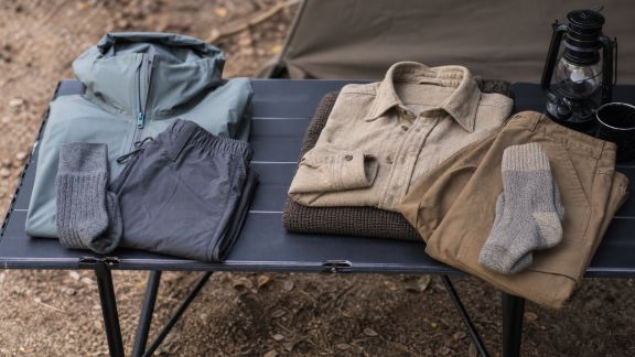 Vêtements techniques ou classiques : comment s’équiper pour camper confortable