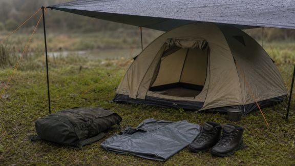 Comment bien s’équiper pour camper par temps pluvieux sans se ruiner