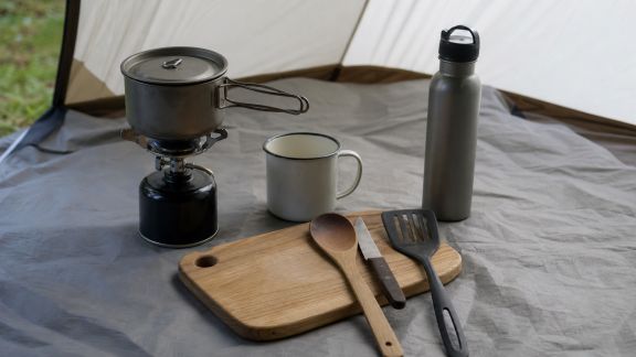 Les indispensables à réunir pour cuisiner simplement sous la tente