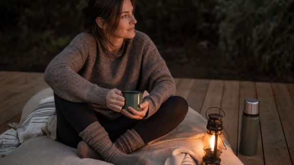 Quels vêtements privilégier pour une nuit confortable en extérieur ?