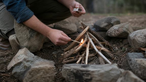 Astuces pour allumer un feu de camp en toute sécurité et simplicité