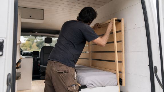Comment installer facilement un lit escamotable dans son fourgon